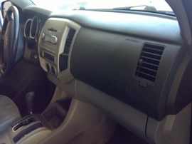 2006 TOYOTA TACOMA, WHITE, SR5, PRE-RUNNER, CREW CAB, 4.0L, AT, 2WD.  Z26370